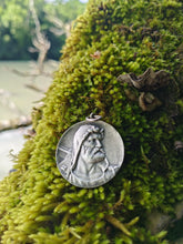 Charger l'image dans la galerie, Rare distinction de tir de la société Suisse des carabiniers. Médaille membre d'honneur 1963 en argent massif avec monture pendentif.
