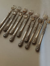 Charger l'image dans la galerie, Série de douze fourchettes à huîtres en argent massif Minerve premier titre. D'époque Louis Philippe, orfèvre Eugène Théodore Gillot à Paris (1835-1845).
