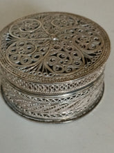 Charger l&#39;image dans la galerie, Petite boîte ronde en filigrane d&#39;argent ancienne

