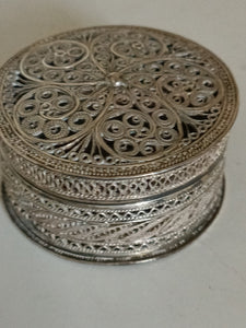 Petite boîte ronde en filigrane d'argent ancienne
