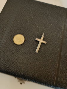 Croix en argent nielée.