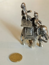 Charger l&#39;image dans la galerie, Figurine en argent sujet éléphant et porteur . Inde début XXÈME argent massif moulé
