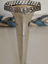 Charger l&#39;image dans la galerie, Vase en argent massif Sterling Anglais fin XIXÈME
