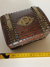 Charger l'image dans la galerie, Petit coffret anglais Victoria en Chêne massif , et garniture laiton,  xixème .
