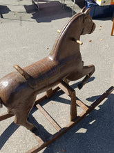 Charger l&#39;image dans la galerie, Grand cheval à bascule en bois sculpté et peint . Début XXÈME
