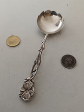 Charger l'image dans la galerie, Petite louche en argent massif , modèle rose . Probablement Allemand ou espagnol . Deuxième partie XXème 16g
