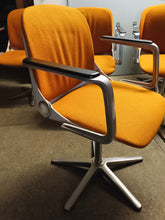 Charger l'image dans la galerie, Série de 6 chaises de bureau avec accoudoir Model 232 de  Wilhelm Ritz pour Wilkhahn,  Allemagne vers 1970
