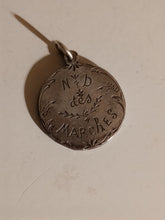 Charger l'image dans la galerie, Médaille en argent émaillée Notre-Dame-dame-des-Marches,  pèlerinage Fribourgeois à la chapelle de Broc .
