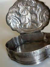 Charger l&#39;image dans la galerie, Rare boîte en argent massif ottomane 18ème, avec trois poinçons et quelques usures du temps
