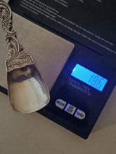 Charger l'image dans la galerie, Petite cuillère à sucre style Louis XV rocaille en argent massif 0.800 XXÈME
