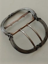 Charger l&#39;image dans la galerie, Boucle de ceinture en argent massif style Louis XVI, orfèvre français
