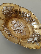 Charger l&#39;image dans la galerie, Ravissant vide poche en argent massif repoussé et doré . Allemangne Poids 73g orfèvre Posen vers 1900
