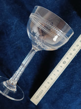 Charger l&#39;image dans la galerie, Ravissant verre à vin en cristal gravé , milieu XXÈME,
