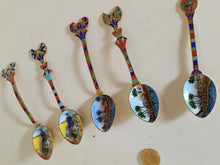 Charger l'image dans la galerie, Série de 5 cuillères souvenir Égypte début XXÈME en métal doré émaillée et peinte à la main . Quelques petits éclats sur les émaux
