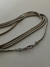 Charger l'image dans la galerie, Magnifique grande chaîne sautoir en argent massif , maille serpent avec fermoir tête de serpent. Travail début XXÈME, longueur 157cm , poids 78g
