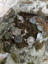Charger l&#39;image dans la galerie, Bracelet bouton en argent massif , décors animaux de la savane .  Fait en Afrique du sud .
