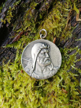 Charger l'image dans la galerie, Rare distinction de tir de la société Suisse des carabiniers. Médaille membre d'honneur 1963 en argent massif avec monture pendentif.
