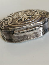 Charger l&#39;image dans la galerie, Rare boîte en argent massif ottomane 18ème, avec trois poinçons et quelques usures du temps
