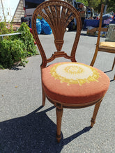 Charger l&#39;image dans la galerie, Chaise mongolfière style Louis XVI en noyer finement sculptée, tissus broderie. Parfait état
