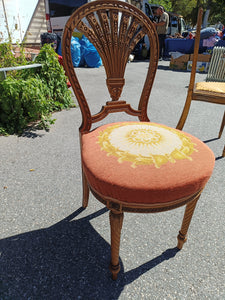 Chaise mongolfière style Louis XVI en noyer finement sculptée, tissus broderie. Parfait état