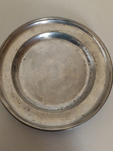 Charger l'image dans la galerie, Belle assiette en étain probablement début XIX ème nord est de la France . Poinçon à identifier ( Franz B Vocher) belle patine
