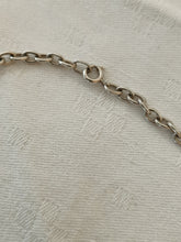 Charger l'image dans la galerie, Longue chaîne ancienne en argent 0,835 maille ovale . longueur 70 cm , 18 g
