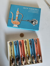 Charger l&#39;image dans la galerie, Série de 6 cuillère à café argenté , modèle orientale. Avec sa boîte d&#39;origine.
