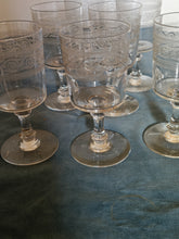 Charger l&#39;image dans la galerie, Série de 7 verres à vin ancien en cristal gravé à l&#39;acide
