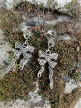 Charger l&#39;image dans la galerie, Paire de clou d&#39;oreilles ruban 🎀 en argent massif serti de Marcassite.fin XXÈME
