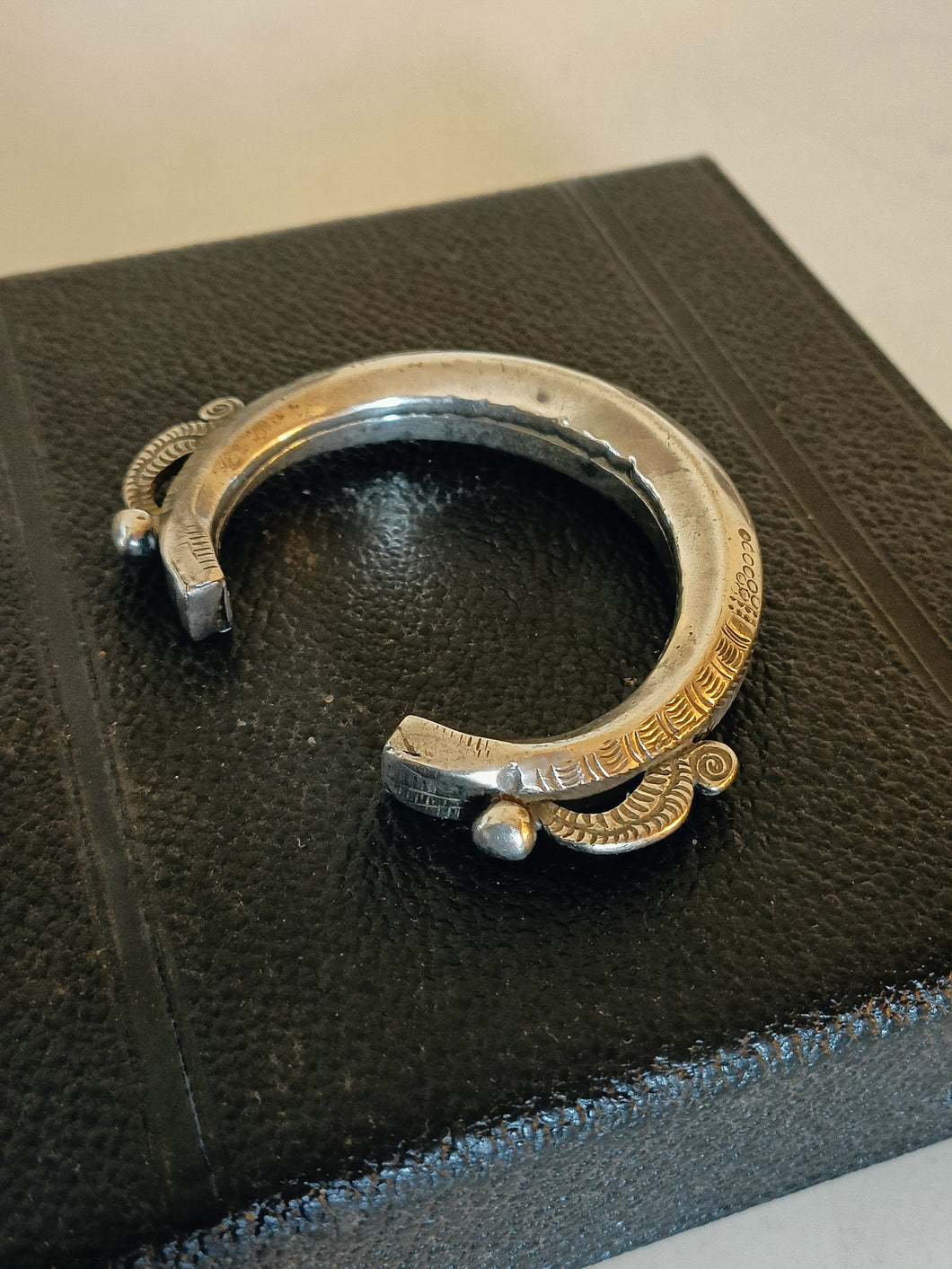 Bracelet en argent creux  ethnique,  Hmong Laos Vietnam chine