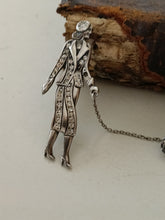 Charger l'image dans la galerie, Broche et pins  , la dame élégante au petite chien, en argent massif et strass.  Travail seconde moitié XXÈME.
