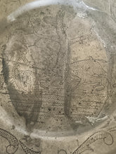 Charger l'image dans la galerie, Très rare assiette de chasse allemande 18ème 

Maître potier Johann Gottfried Eilefeld maître de 1780 à 1811 de Hirshberg

Décors fin d'une chasse au sanglier à la pique avec un costume traditionnel de la fin XVII ème.
