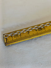 Charger l'image dans la galerie, Longue chaîne ancienne en argent 0,835 maille ovale . longueur 70 cm , 18 g
