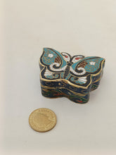 Charger l&#39;image dans la galerie, Petite boîte cloisonnée, Chine début XXÈME. Forme de papillon
