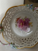 Charger l'image dans la galerie, KPM vieux Berlin, corbeille en porcelaine ajouré et peinte à la main. Décors de fleurs de grandes finesses.  Parfait état,
