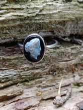 Charger l&#39;image dans la galerie, Bague ancienne en argent et camé en verre noir et blanc.
