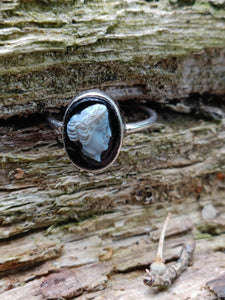 Bague ancienne en argent et camé en verre noir et blanc.