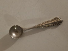 Charger l'image dans la galerie, Cuillère à sel en argent Sterling Londres 1920
