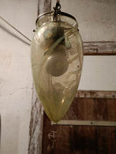 Charger l'image dans la galerie, Lampe suspension avec globe en verre soufflé art déco 1930. Fonctionne
