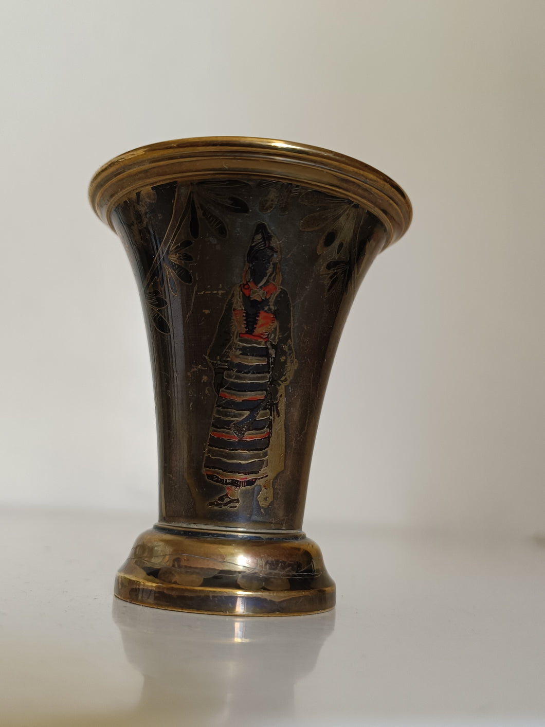 Ravissant mini vase en dinanderie début Xxème, ciselé noirci et gravé à l'acide . Décors costume  traditionnelle.