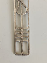 Charger l&#39;image dans la galerie, Edimbourg 1950 Sterling Anglais, pendentif bougie avec chaîne en argent massif. Orfèvre CJL Carrick Jewellery (CJL), en Écosse.
