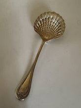 Charger l'image dans la galerie, Maître orfèvre Jean Granvigne à Paris 1868 à 1910 , fine pelle à fraise en argent massif premier titre. Décors coquille qualitée exceptionnelle ! 100g
