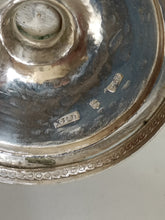 Charger l&#39;image dans la galerie, Jacques David Bessière, dit de Paris, cité à Lausanne comme orfèvre en 1791-1806 magnifique coupe en argent massif vieux Lausanne. Décors de grande finesse avec feuille de chêne
