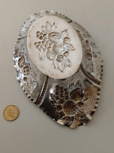 Charger l&#39;image dans la galerie, Ravissant vide poche en argent massif repoussé et doré . Allemangne Poids 73g orfèvre Posen vers 1900
