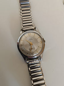 Oris mécanique pour homme vers 1950 . Fonctionne mais mérite une révision. Le chrome est usé par endroit !