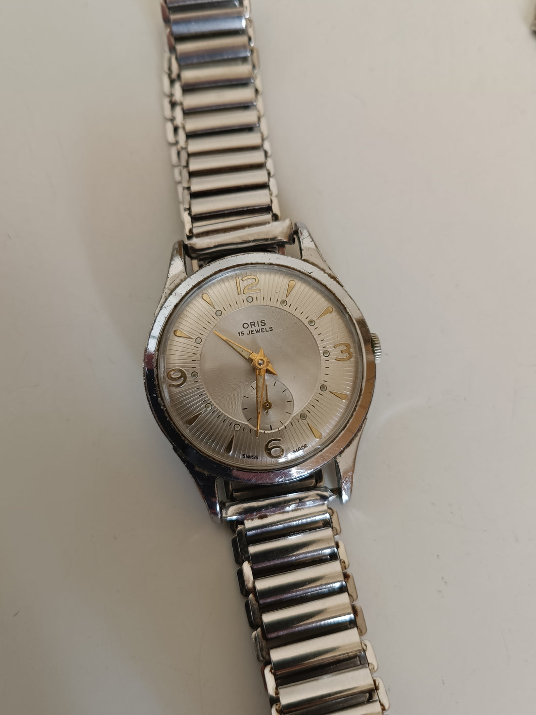 Oris mécanique pour homme vers 1950 . Fonctionne mais mérite une révision. Le chrome est usé par endroit !