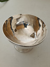 Charger l&#39;image dans la galerie, Antoine Mercier (1755-1820 )Coupe sur pied vieux Lausanne en argent massif, fin XVIIIÈME début XIXÈME Poids 200g sobre et élégant
