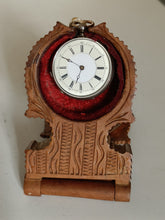 Charger l&#39;image dans la galerie, Boîte pour montre de poche à poser en bois sculpté de Brienz, début Xxème
