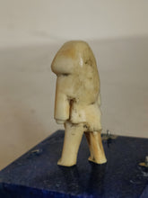 Charger l'image dans la galerie, Émouvante petite figurine inuit, mère et son enfant emmitouflées. Probablement début XXème en os . Un petit éclat dans la partie inférieure arrière de la parka.
