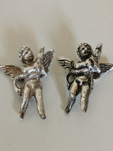 Charger l&#39;image dans la galerie, Paire de pendentif chérubin au dauphin, probablement pour décoré des bracelet que à mettre sur un collier .. l&#39;un n&#39;empêche pas l&#39;autre
